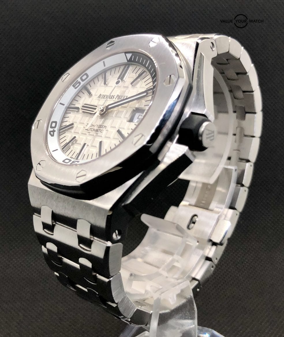 How to avoid being scammed online on a watch marketplace