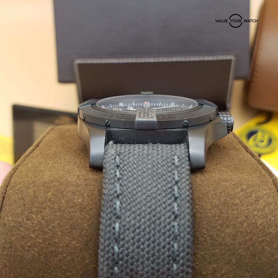 1 of 250 Limited Edition Titanium Avenger Blackbird 44 Carbon Fiber dial - Image 5