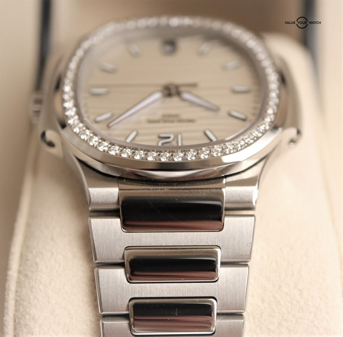 Patek Philippe Ladies Nautilus Stainless Steel 7118/1200A-010 NIB BOXES/PAPERS - Image 9