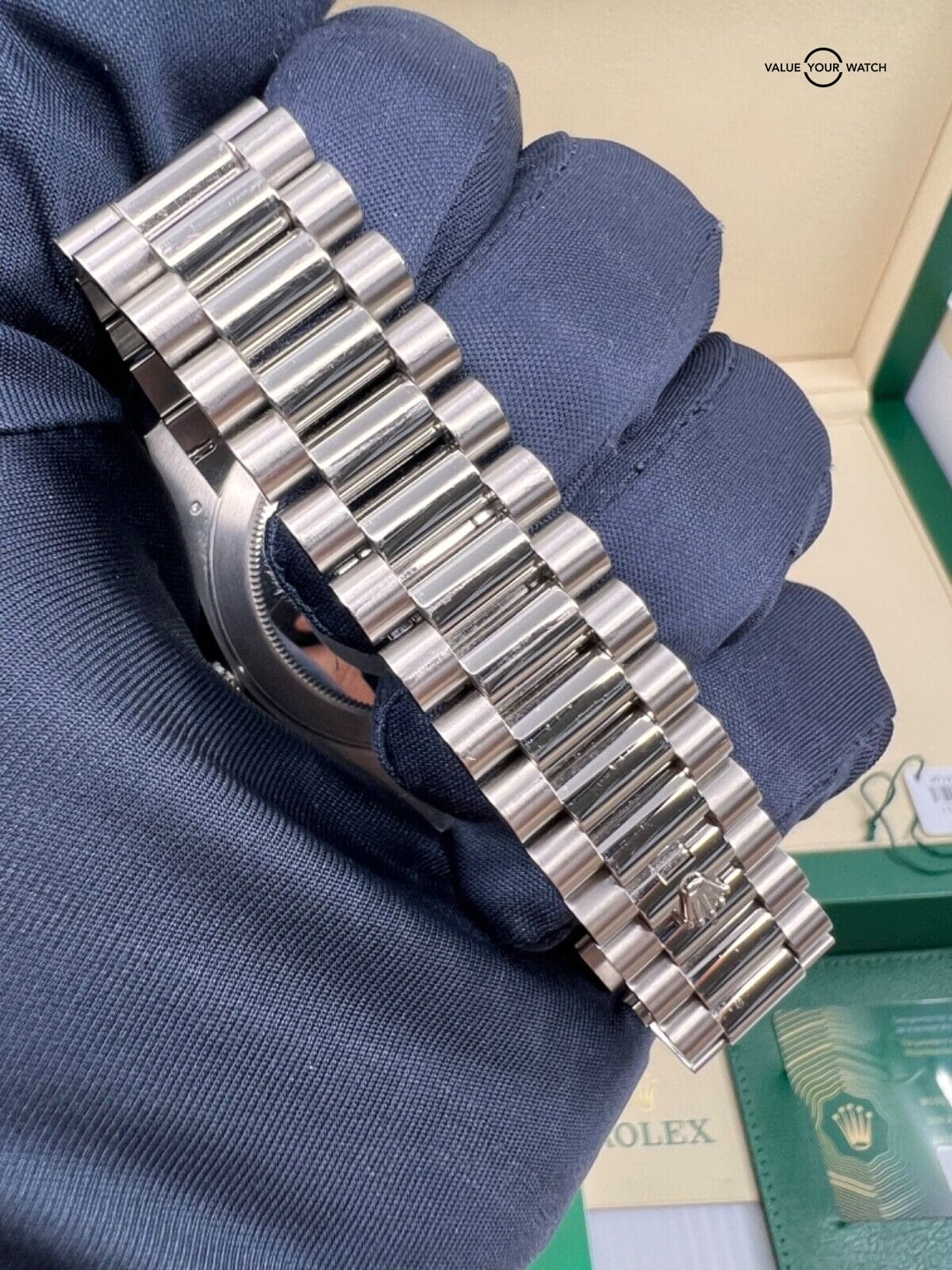 2022 Fluted Platinum Rolex Day-Date 40 228236 President Olive Green Roman - Image 7