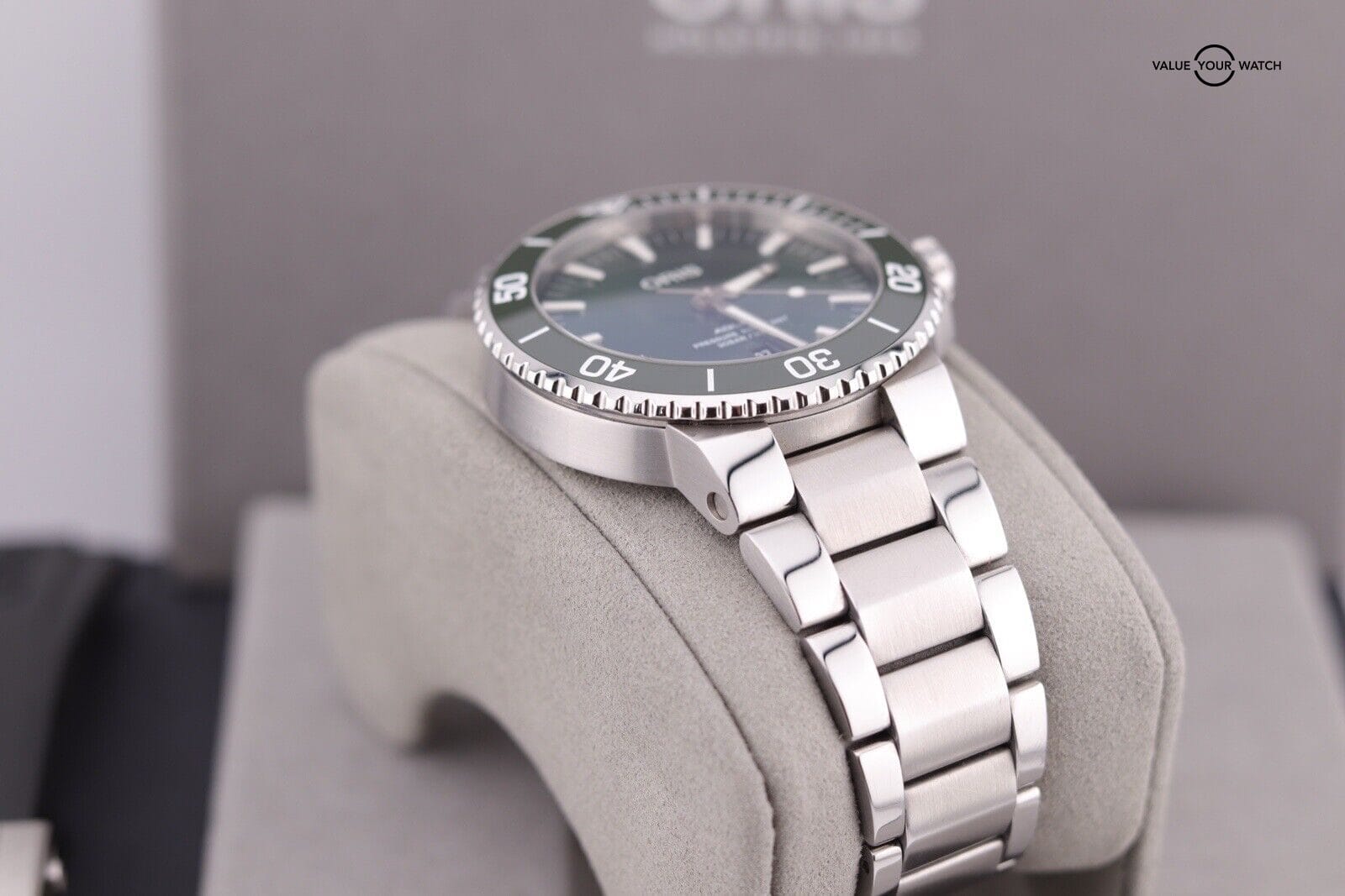 Oris Aquis Date 300m Diver Green 43.5mmref. 01 733 7730 4154 - Image 15