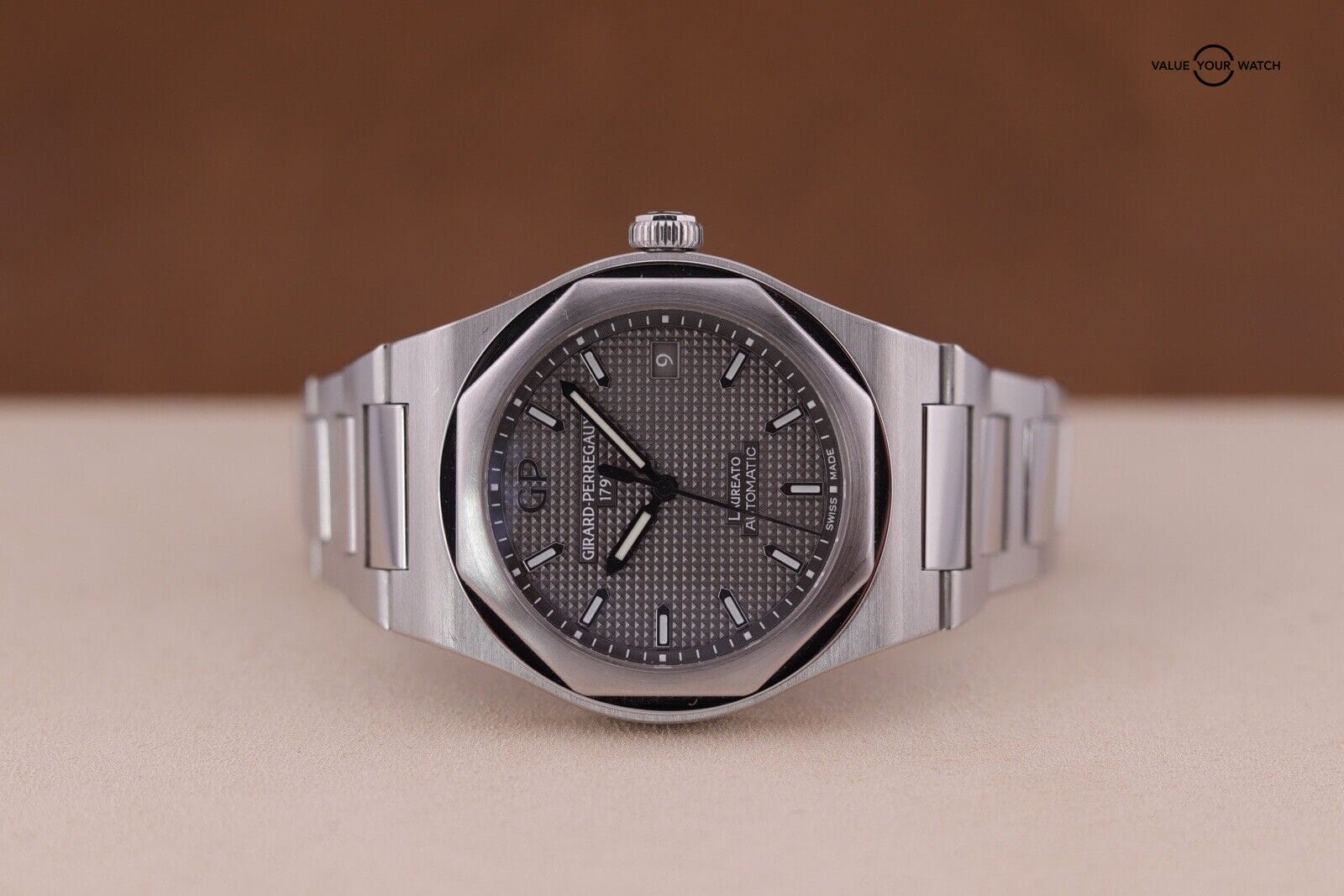 Girard-Perregaux Laureato Silver Men's Watch - 81005-11-131-BB6A