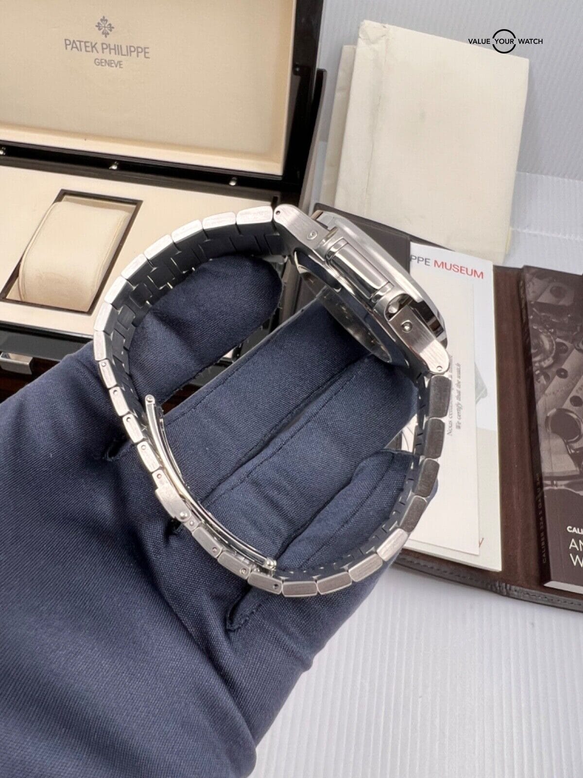 Complete Set Mint Condition White Dial Patek Philippe Nautilus 5726/1A-010 - Image 8