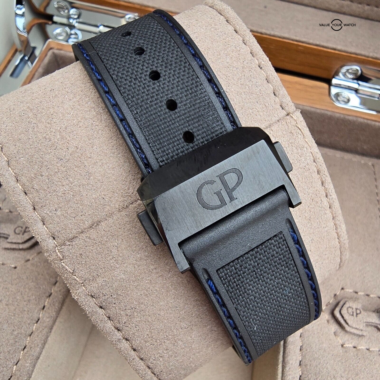 Girard-Perregaux Laureato Absolute 42mm, black Titanium, Blue dial Full set 2022 - Image 4