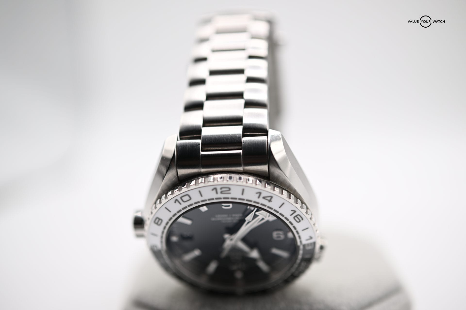 Omega Seamaster Planet Ocean Oreo 215.30.44.22.01.001 GMT - Image 9