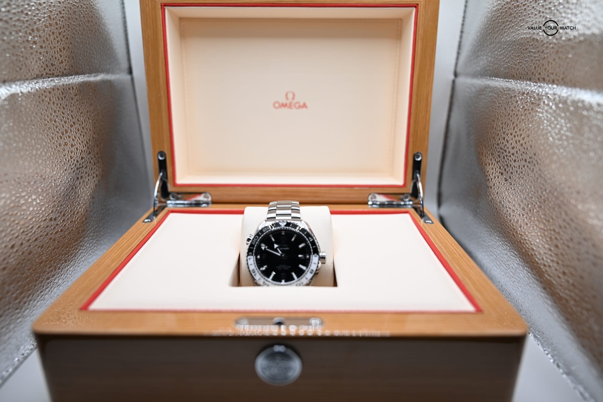 Omega Seamaster Planet Ocean Oreo 215.30.44.22.01.001 GMT - Image 10