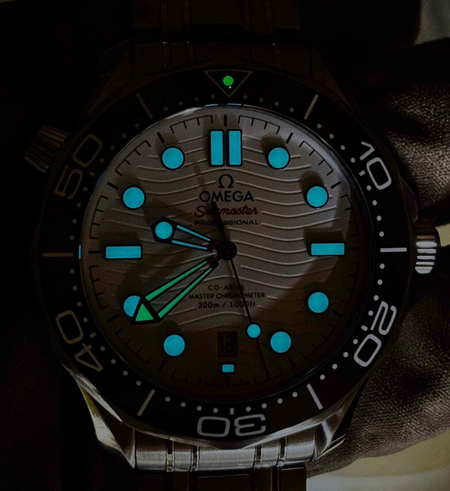 Omega Seamaster 300 42mm White Dial 210.30.42.20.04.001 BOXES/PAPERS! - Image 3