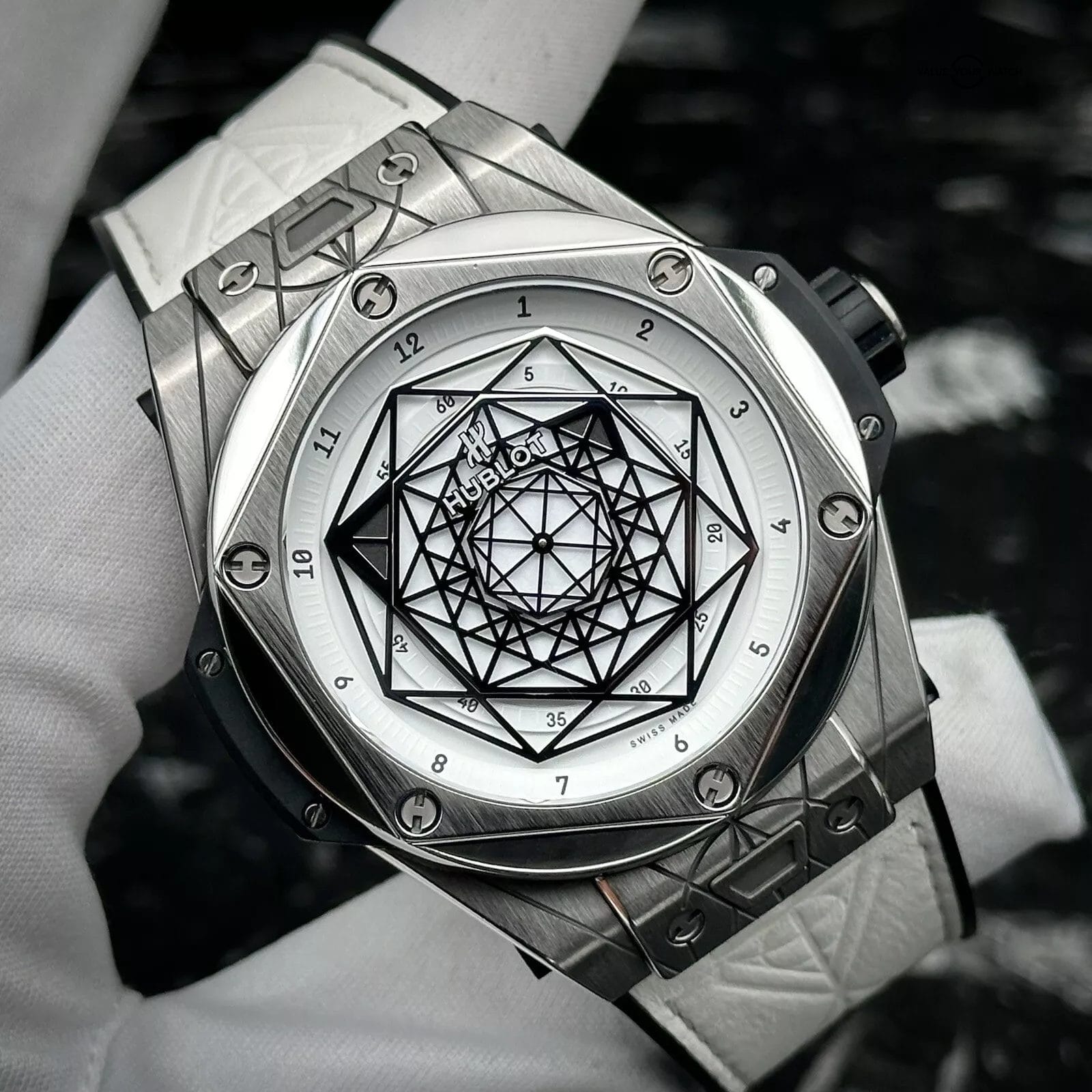 Hublot Big Bang Sang Bleu Titanium 1/200 415.NX.2027.VR.MXM18 White Box/Papers