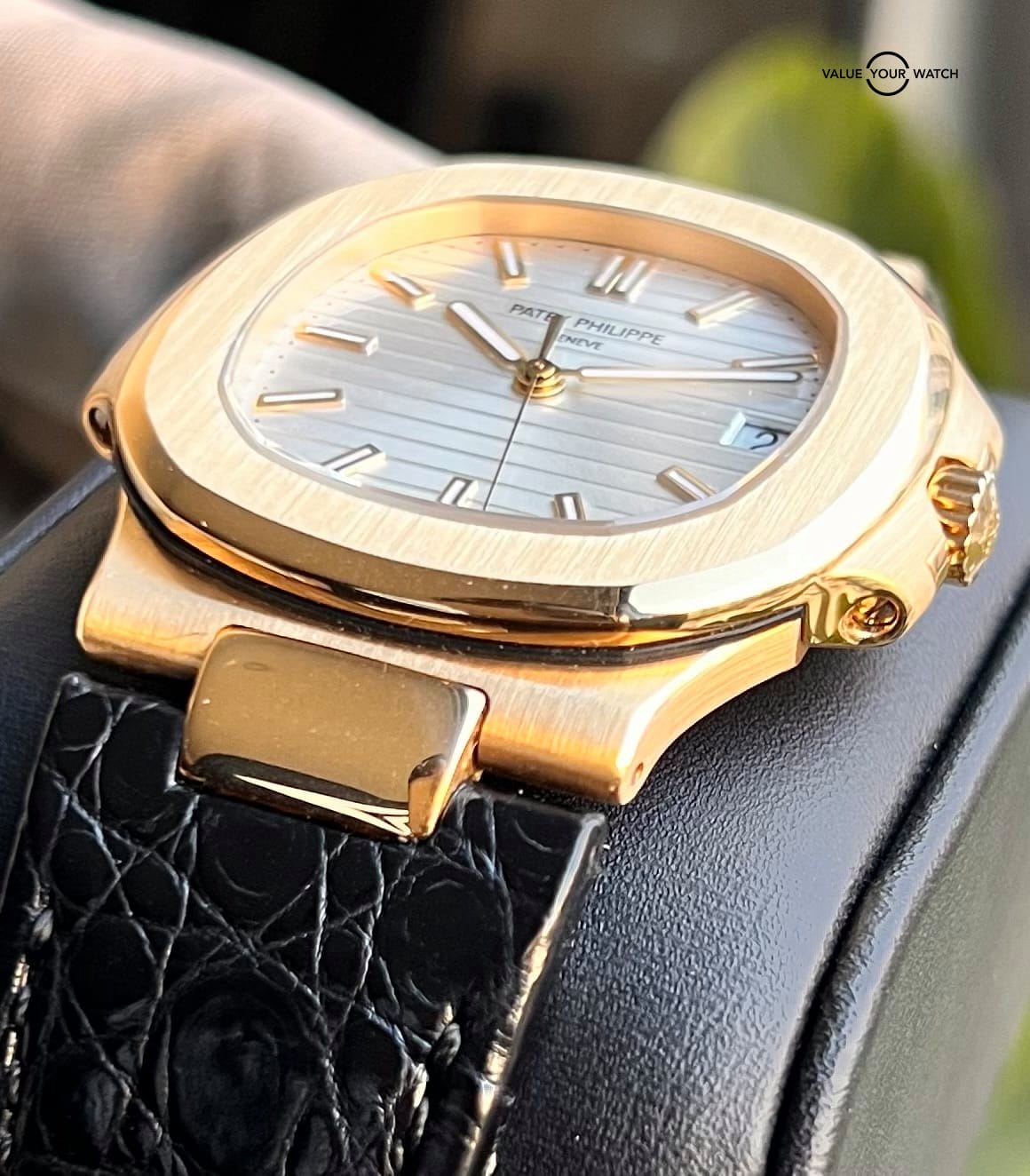 Patek philippe yellow gold nautilus hot sale
