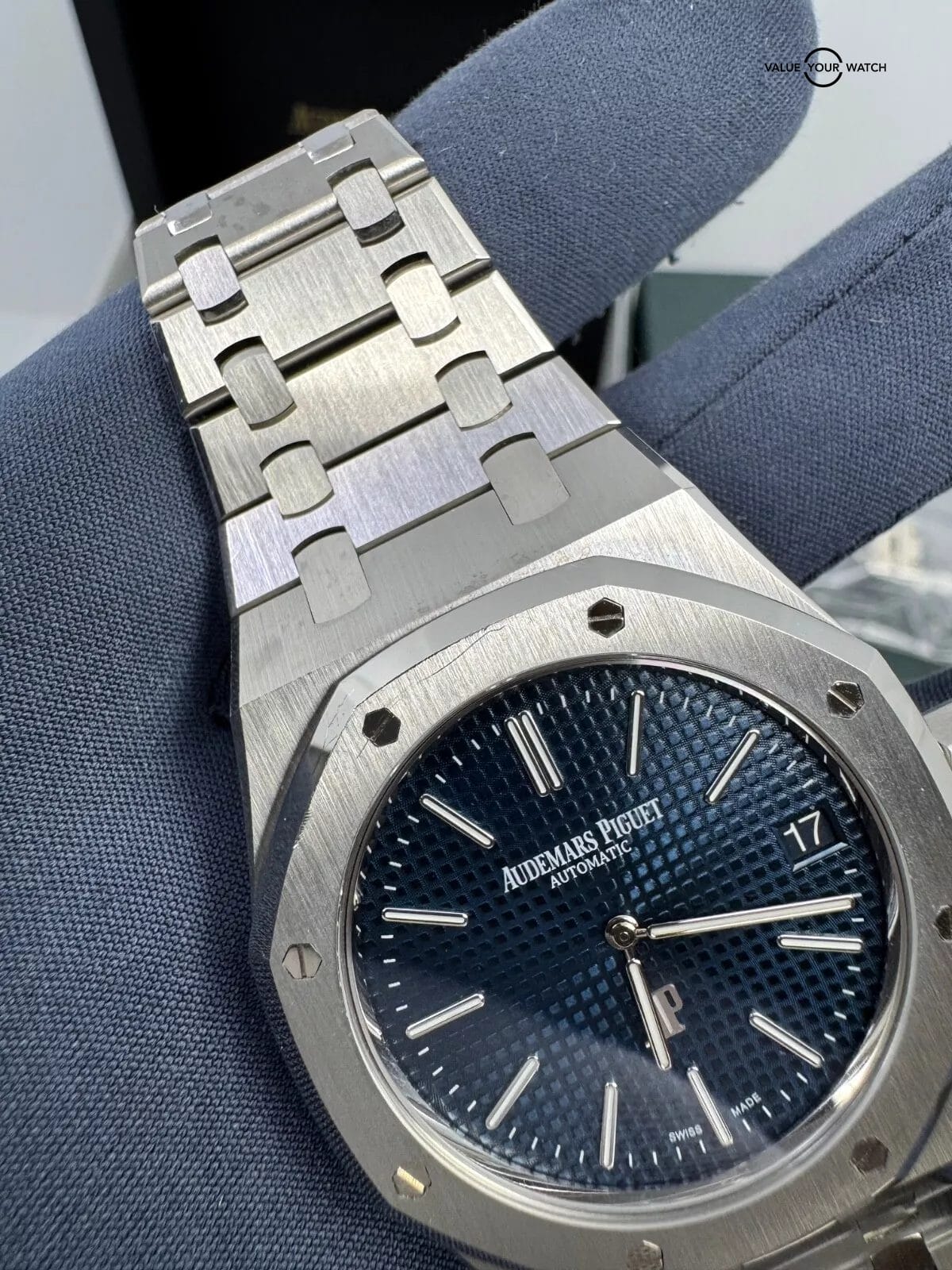 50th Anniversary Certificate Unpolished Blue Dial 39mm Royal Oak Jumbo in Steel - Image 5