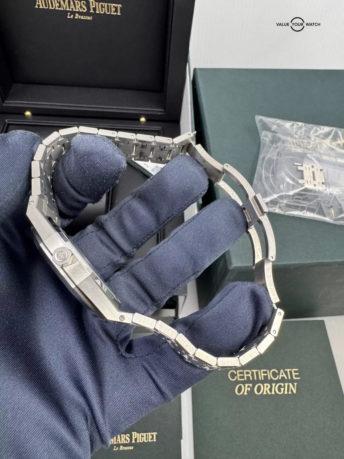 50th Anniversary Certificate Unpolished Blue Dial 39mm Royal Oak Jumbo in Steel - Image 8