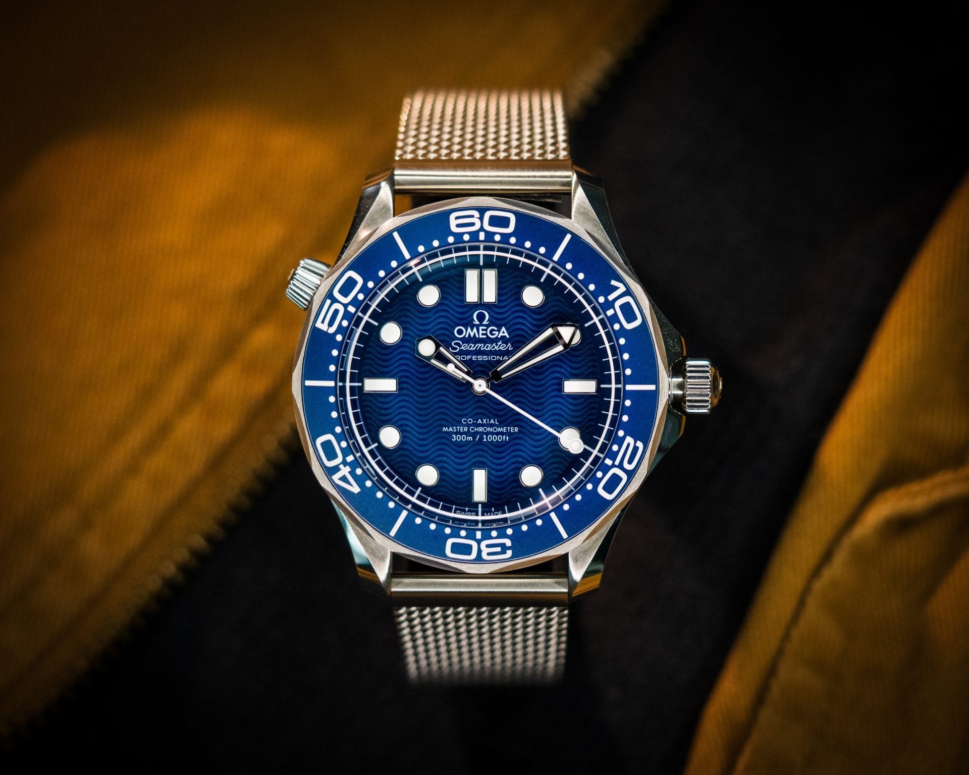 UNWORN OMEGA Seamaster 007 James Bond 60th Anny – BOX & PAPERS – 210.30.42.03.002