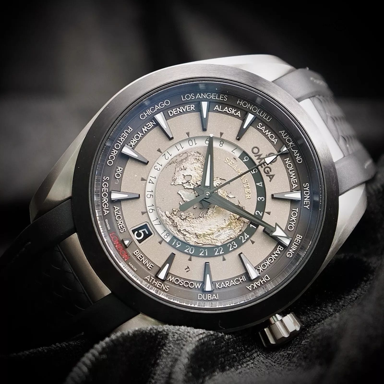 2024 Omega Seamaster Aqua Terra Worldtimer TITANIUM 43mm, 220.92.43.22.99.001