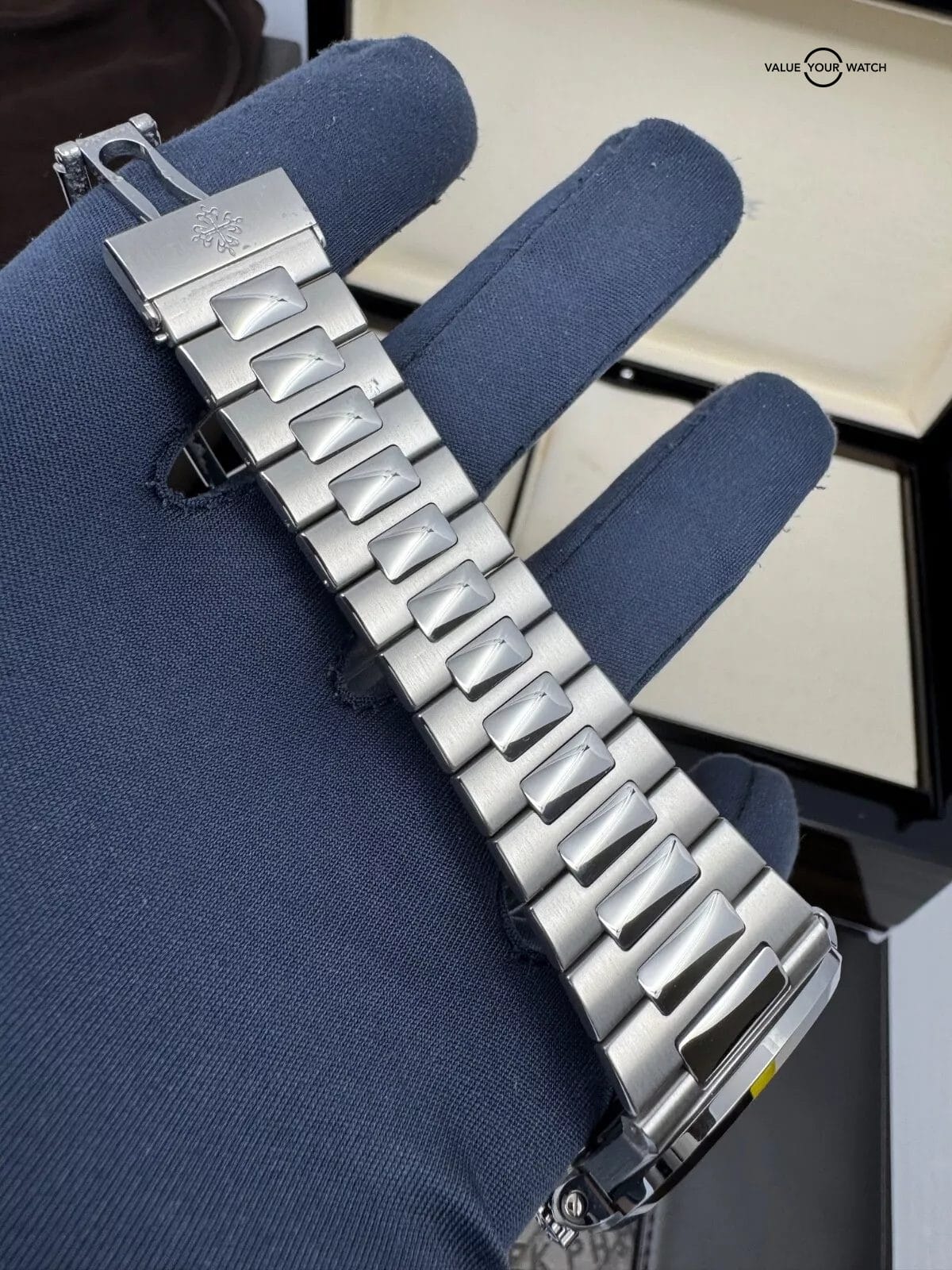 Patek Philippe 2017 MINT COMPLETE Blue Dial Steel 40mm Nautilus Full Links - Image 3