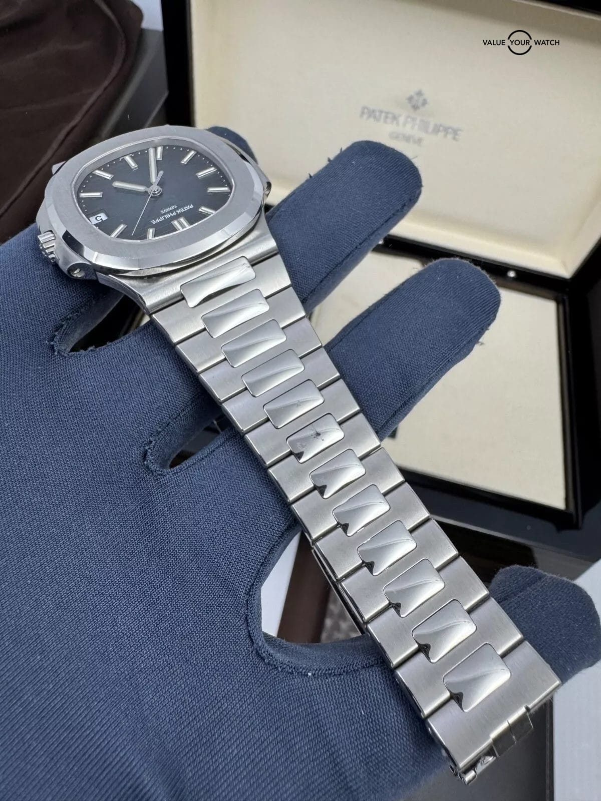 Patek Philippe 2017 MINT COMPLETE Blue Dial Steel 40mm Nautilus Full Links - Image 4