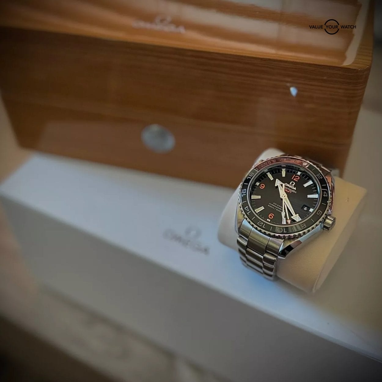 Omega Seamaster Planet Ocean GMT - Image 4