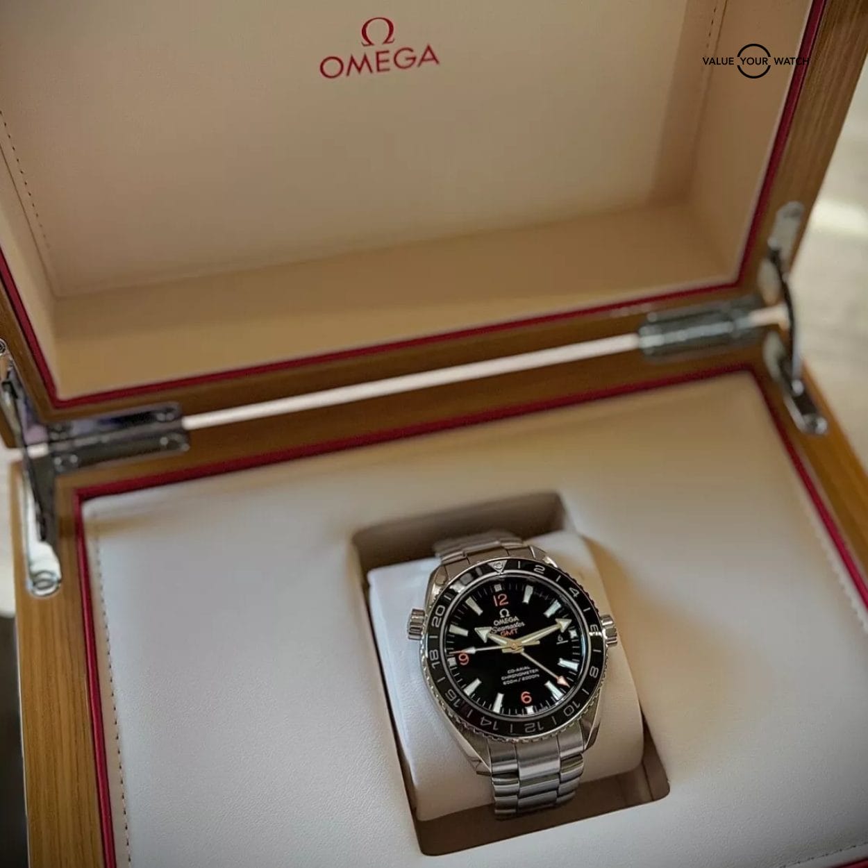 Omega Seamaster Planet Ocean GMT - Image 5