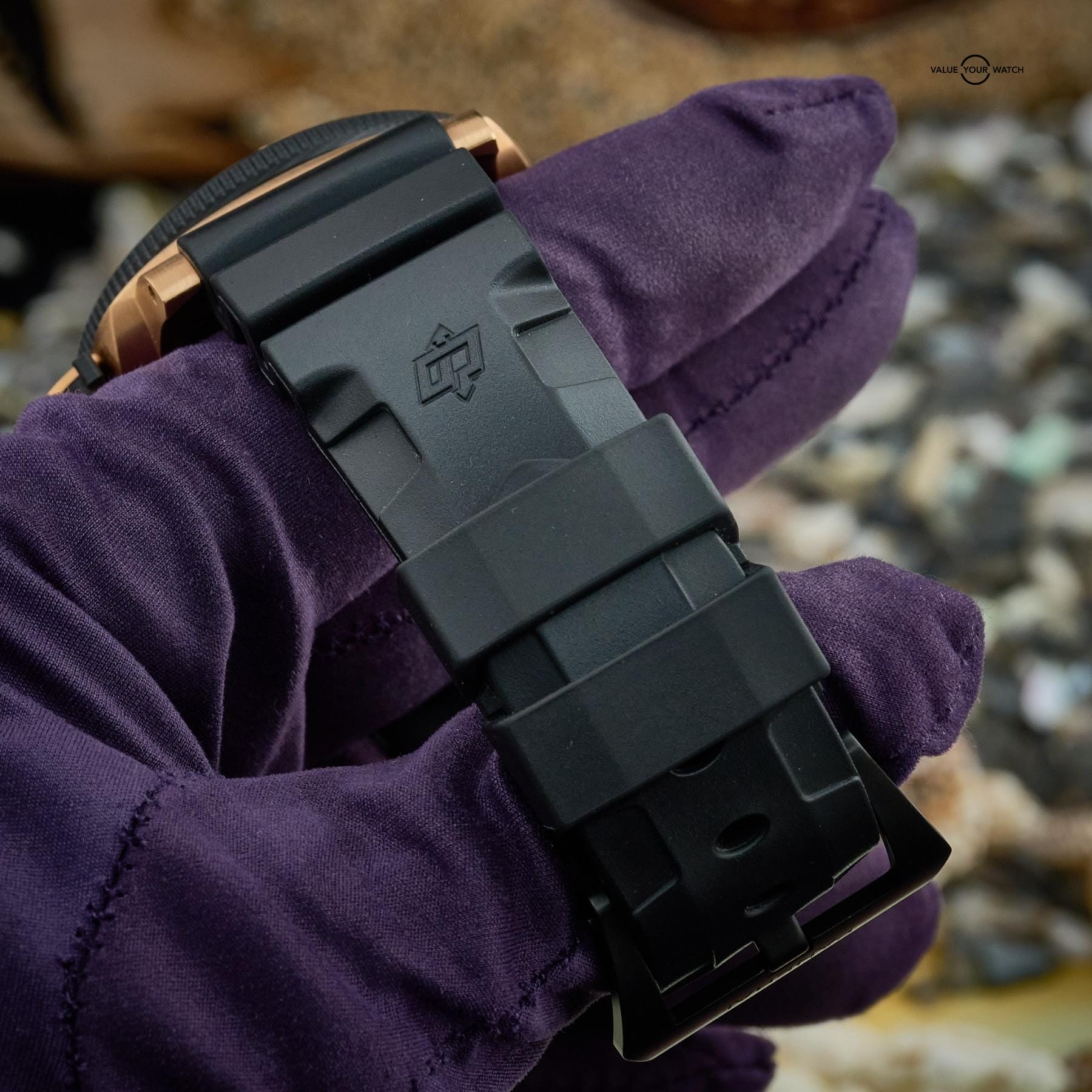 Panerai Submersible 44mm Goldtech Orocarbo PAM02070 with Box & Papers - Image 4